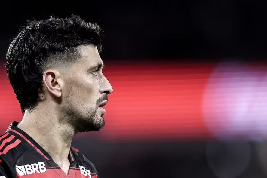 Arrascaeta brilha, Flamengo vence Cruz Azul e avança na Copa Intercontinental